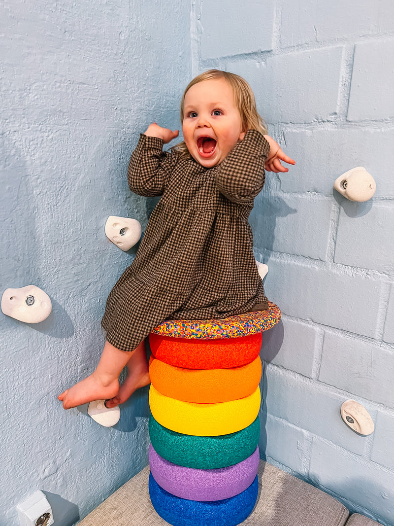 De Kinderwinkel De Kinderwinkel Stapelstein Rainbow 6 + 1 gratis confetti balance board