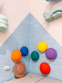De Kinderwinkel Stapelstein Rainbow 6 + 1 gratis confetti balance board
