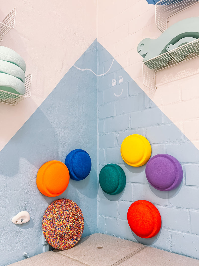 De Kinderwinkel Stapelstein Rainbow 6 + 1 gratis confetti balance board
