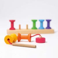 De Kinderwinkel - Grimm's Rijgspel Gekleurde Spoelen